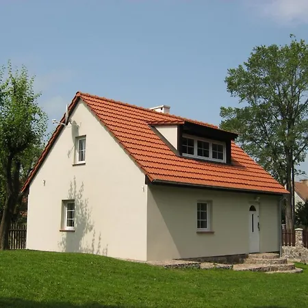 Bialy Domek Nad Jeziorem Ferienhaus *
