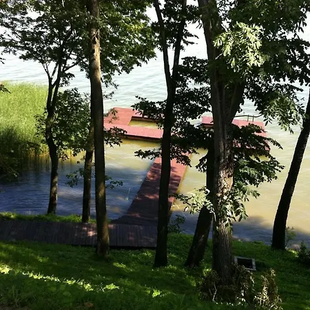 Bialy Domek Nad Jeziorem