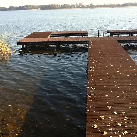 Bialy Domek Nad Jeziorem